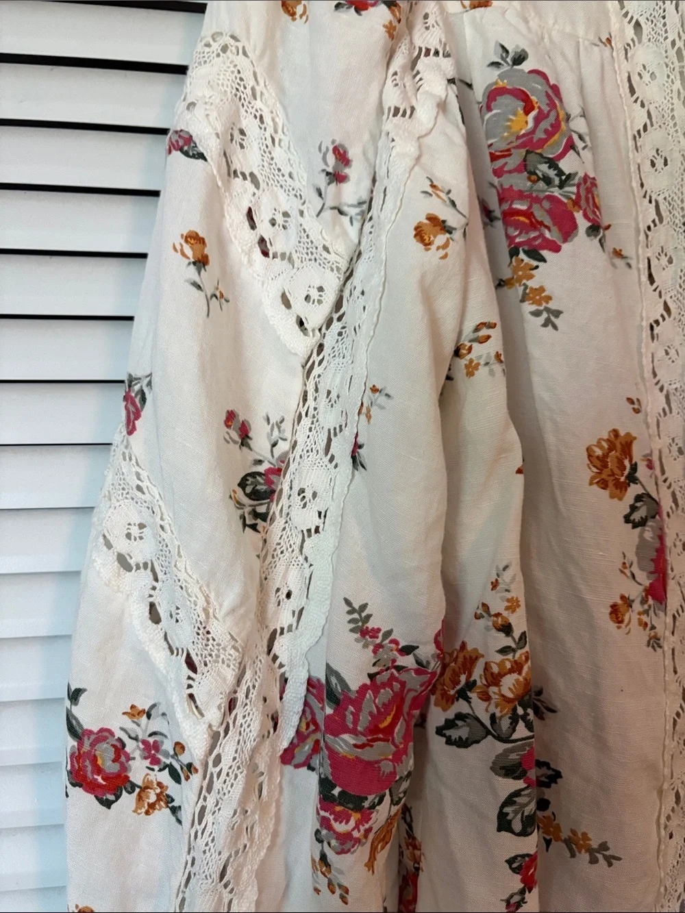 Zara Cream Floral Lace-Trim Button Front Blouse - Pink & Gold Roses Size Meduim - Picture 4 of 9